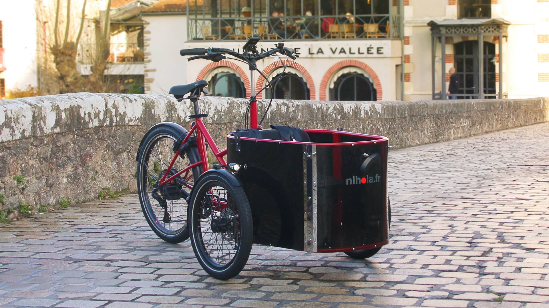 Triporteur NIHOLA CARGO Family avec cadre rouge rubis (édition limitée)